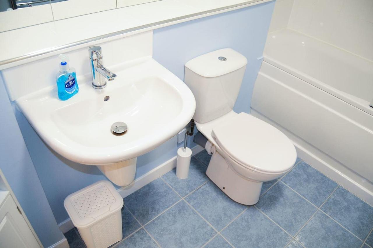 New Glasgow Family Home - Private Parking Екстер'єр фото